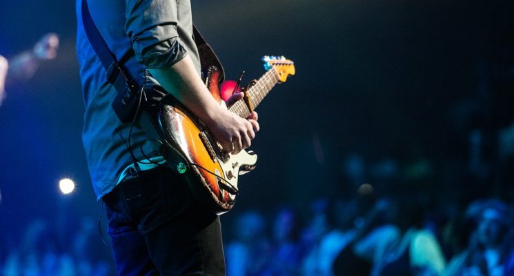 man electric playing guitar
